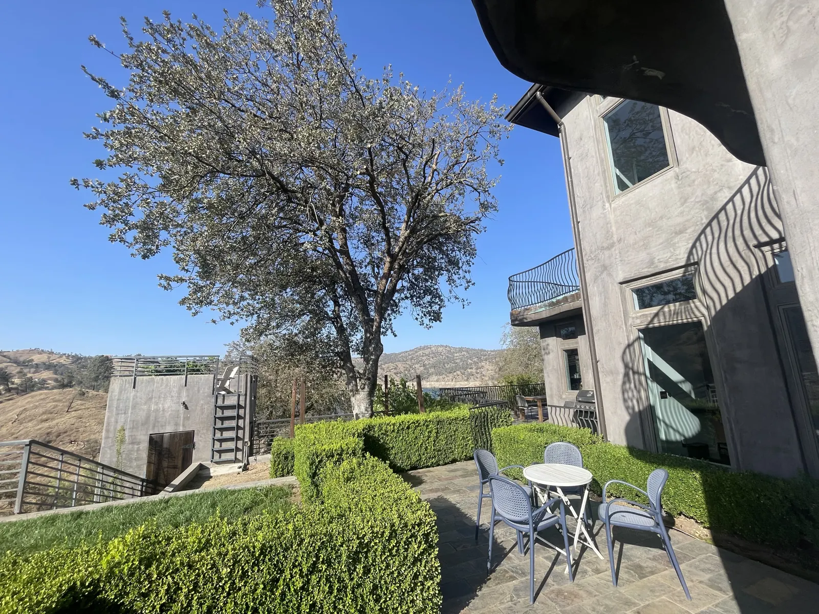 Bistro tables in the hedge garden under an oak tree