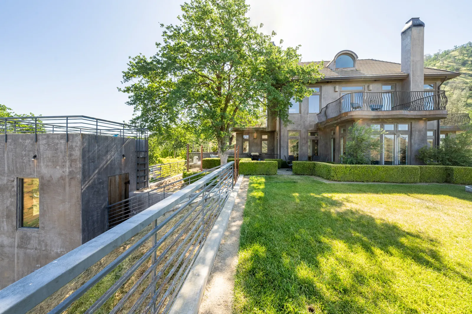 Lawn path along the side of the house